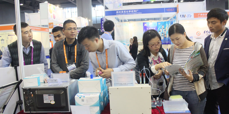 我司同事林桂明演示藥殘檢測(cè)專(zhuān)用微波提取管使用方法